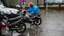Pengendara berusaha menyalakan kendaraannya yang mogok akibat melintasi air banjir di jalan Gunung, Jakarta, Selasa (21/2). Hujan deras sejak malam tadi, membuat sejumlah wilayah Jakarta tergenang air banjir. (Liputan6.com/Faizal Fanani)