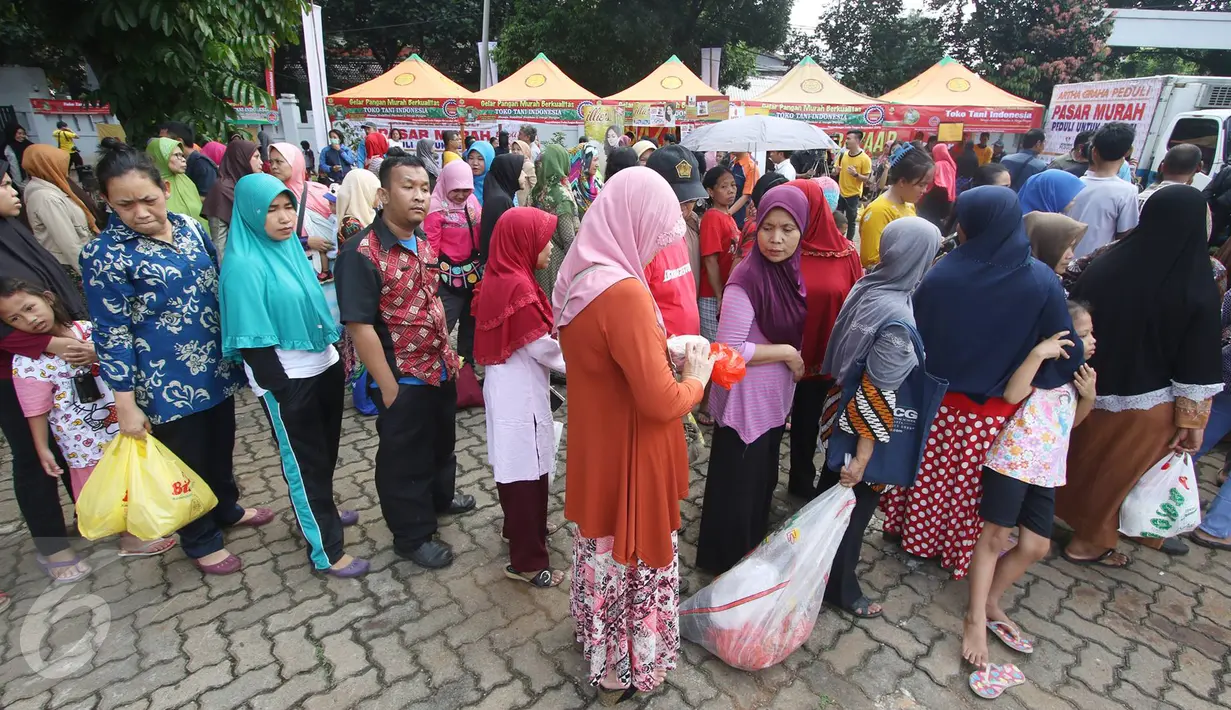 Antrean warga untuk membeli kebutuhan pokok murah pada peresmian Toko Tani Indonesia (TTI) Permanen di Pasar Minggu, Jakarta, Rabu (15/6). Semua komoditas pangan yang dijual di Toko Tani ini berada di bawah harga pasar. (Liputan6.com/Immanuel Antonius)