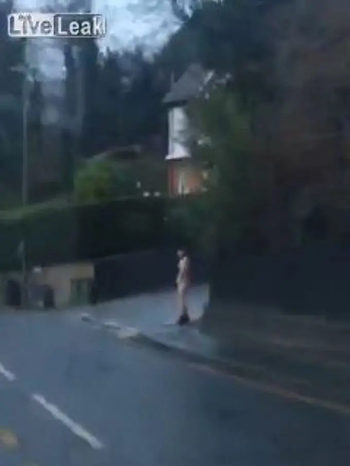 Telanjang di Pinggir Jalan, Pria Ini Malah Lambaikan Tangan