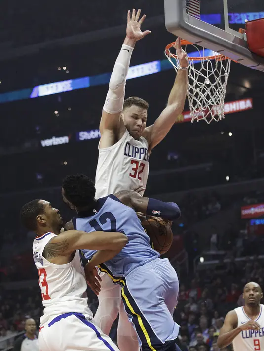 Pemain Memphis Grizzlies,Tyreke Evans mencoba melewati adangan pemain Clippers, Wesley Johnson dan Blake Griffin pada laga NBA basketball game, di Staples Center, Los Angeles, (2/1/2018). Clippers menang 113-105. (AP/Jae C. Hong)