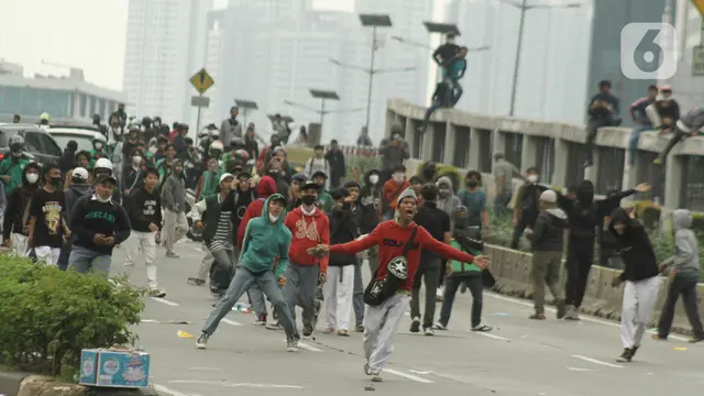 Suasana Memanas, Polisi Pukul Mundur
