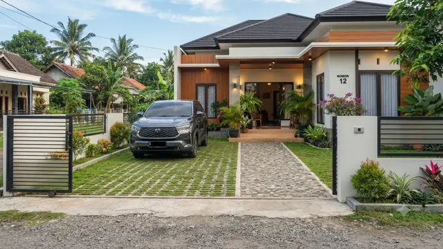 Inspirasi Carport Berlantai Grass Block yang Cocok untuk Rumah Modern Minimalis Model dengan Kombinasi Batu Alam