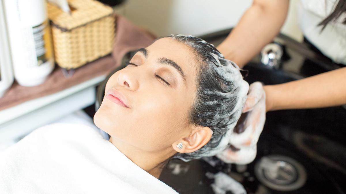 5 Manfaat Creambath Secara Rutin untuk Kesehatan Rambut dan Kulit Kepala
