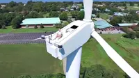 Melalui penerbangan suatu drone, seorang pria dipergoki sedang berjemur di turbin pembangkit listrik tenanga angin. Sungguh bernyali.