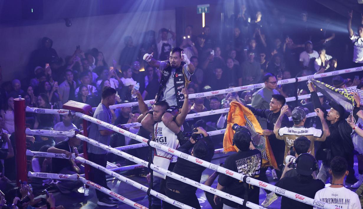 Rudy Golden Boy dinyatakan menang pada laga kali ini setelah unggul perolehan poin. Ketiga juri memberikan skor 45-48, 39-47, dan 45-46 dan berhak atas sabuk WIC. Tampak dalam foto, Rudy Golden Boy saat bertanding melawan Paris Fernandez pada laga HSS Series 6 di W Superclub Gatsu, Jakarta, pada Senin (10/11/2025) dini hari WIB. (Bola.com/M Iqbal Ichsan)
