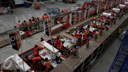 Pekerja melakukan pengemasan dan pengecekan barang di gudang milik Lazada Online Shop, Jakarta, Jumat (9/12). Indonesia menempati urutan pertama, negara dengan pertumbuhan pasar internet terbesar di dunia. (Liputan6.com/Johan Tallo)