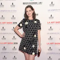 Anne Hathaway rupanya terharu sekaligus sangat bahagia ketika putra pertamanya lahir. Menurut sumber yang dekat dengannya, Anne Hathaway sempat menitihkan airmata. (AFP/Bintang.com)