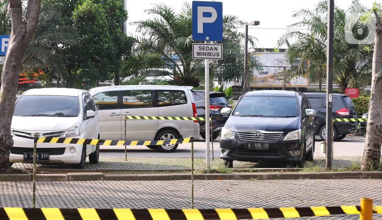 Sejumlah mobil terparkir berjarak di Rest Area KM 13,5 Palm Square Tol Jakarta-Tangerang, Jumat (29/5/2020). Penerepan parkir berjarak dan pengecekan suhu tubuh di area tersebut diberlakukan untuk menekan penyebaran Covid-19. (Liputan6.com/Angga Yuniar)