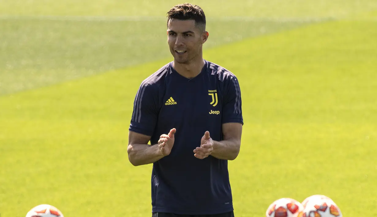 Striker Juventus, Cristiano Ronaldo, saat sesi latihan jelang laga Liga Champions di Turin, Selasa (9/4). Juventus akan berhadapan dengan Ajax Amsterdam. (AFP/Marco Bertorello)