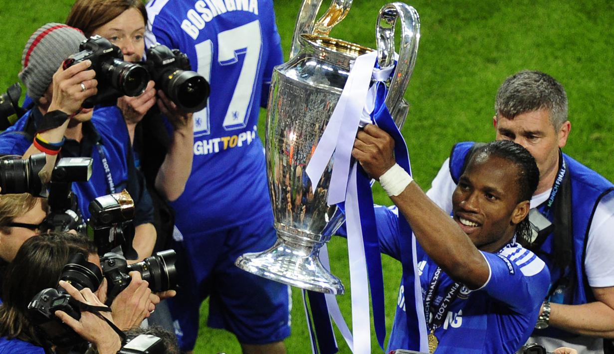 Didier Drogba. Striker Pantai Gading yang pensiun pada 2018 ini meraih banyak gelar bersama Chelsea yang dibelanya selama 9 musim mulai 2004/2005 hingga 2011/2012 plus satu musim lagi pada 2014/2015. Di antaranya 4 gelar Premier League, 4 Piala FA dan 1 trofi Liga Champions. (AFP/John MacDougall)