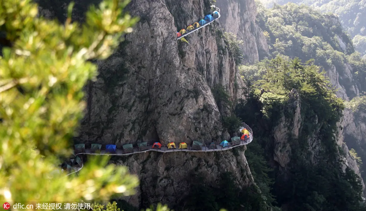 Sejumlah tenda saat didirikan oleh pihak penyelengara di tebing Gunung Laojun, Louyang, Henan, China saat bac (16/7). Penyelenggara juga menyediakan fasilitas lainnya seperti air, toilet portabel, senter hingga WiFi. (Chinadaily/photo/IC)