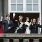 Keluarga Kerajaan Denmark menyapa warganya dari balkon Istana Christianborg setelah Frederik diangkat sebagai Raja Denmark. (dok. Ida Marie Odgaard / Ritzau Scanpix / AFP)