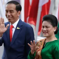 Iriana Jokowi terlihat mencuri perhatian dalam balutan blouse dan batik khas Indonesia yang elegan di KTT G20. (AP Photo/Michael Sohn)