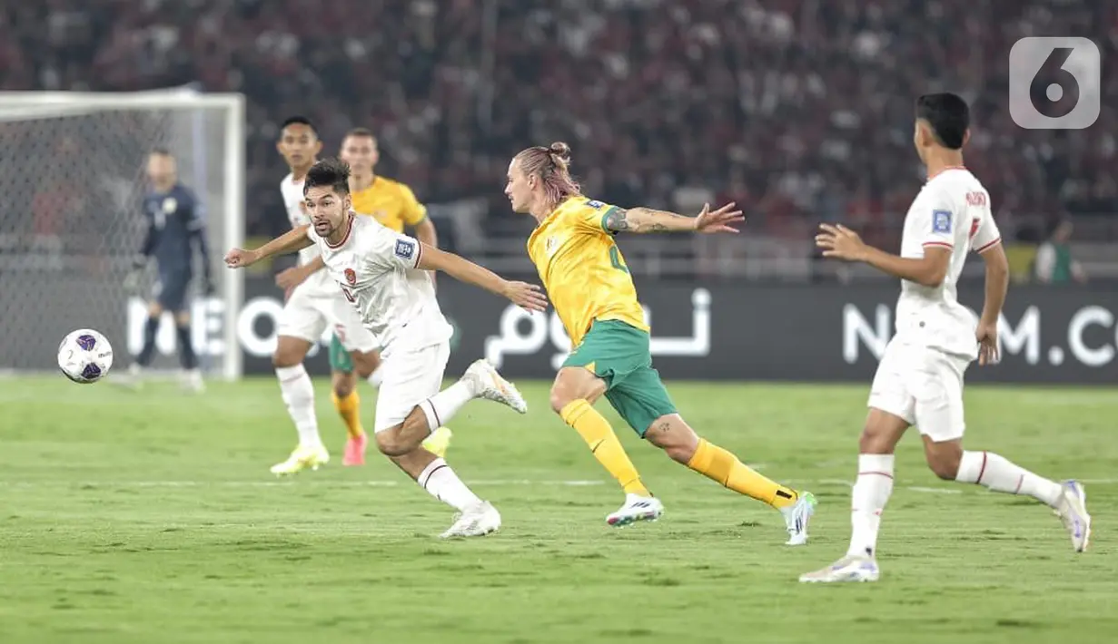 Kedua timnas tampil ngotot dan beberapa kali jual beli serangan. (Liputan6.com/Angga Yuniar)