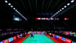 Pebulu tangkis tunggal putra Indonesia, Alwi Farhan melakukan smash ke arah Jonatan Christie dalam babak 16 besar Indonesia Open 2026 di Istora Senayan, Jakarta, Kamis (04/06/2026). (Bola.com/Bagaskara Lazuardi)