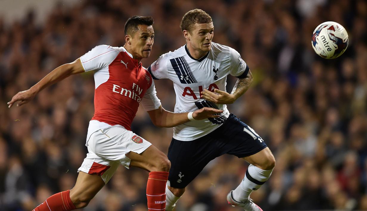 Pemain Arsenal, Alexis Sanchez (kiri), berebut bola dengan pemain Spurs, Kieran Trippier dalam laga putaran ketiga Piala Liga Inggris di Stadion White Hart Lane, Inggris, Kamis (24/9/2015) dini hari WIB. (Reuters/Toby Melville)