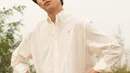 Penampilan simpel chic juga datang dari Ryu Jun Yeol saat mengenakan kemeja oversized berwarna putih polos. [Foto: Instagram/ryusdb]
