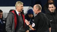 Momen saat pelatih Arsenal, Arsene Wenger melancarkan protes kepada wasit Mike Dean. (Paul ELLIS / AFP)