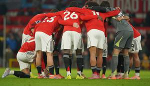 Skuad Manchester United berkumpul untuk melakukan huddle sesaat sebelum kick-off pada laga Liga Inggris melawan West Ham di Old Trafford, Jumat (5/12/2025). (AP Photo/Ian Hodgson)