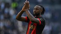 Penyerang Bournemouth asal Ghana #24, Antoine Semenyo, bertepuk tangan kepada para penggemar di lapangan setelah pertandingan Liga Primer Inggris antara Tottenham Hotspur dan Bournemouth di Stadion Tottenham Hotspur di London, pada 9 Maret 2025. Pertandingan berakhir dengan skor 2-2. (Ben STANSALL/AFP)