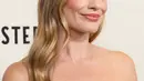 Margot Robbie berpose saat menghadiri World Premiere "Amsterdam" di Lincoln Center di New York City pada 18 September 2022. Wanita 32 tahun ini melengkapi penampilannya dengan sepasang anting-anting perak. Riasan sang bintang dilakukan secara klasik, terdiri dari perona pipi tipis dan lipstik glossy berwarna nude. (Dia Dipasupil/Getty Images/AFP)