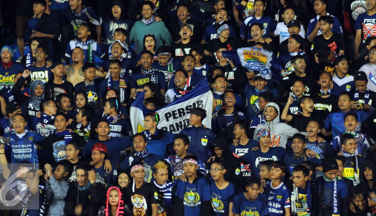 Suporter Persib berdesakkan di Stadion Si Jalak Harupat, Bandung, untuk menyaksikan laga Persib melawan Mitra Kukar di Turnamen Piala Bhayangkara di Kamis (17/3/2016). Laga Persib kontra Mitra Kukar berakhir imbang 1-1. (Liputan6.com/Helmi Fithriansyah)