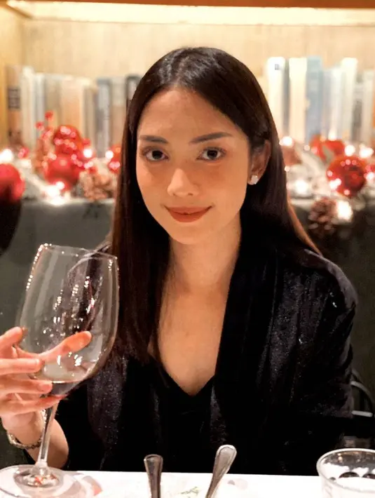 Ririn mempertahankan rambut panjangnya di saat tren rambut bob merajalela di tahun 2021 (Foto: Instagram @ririndwiaryanti)