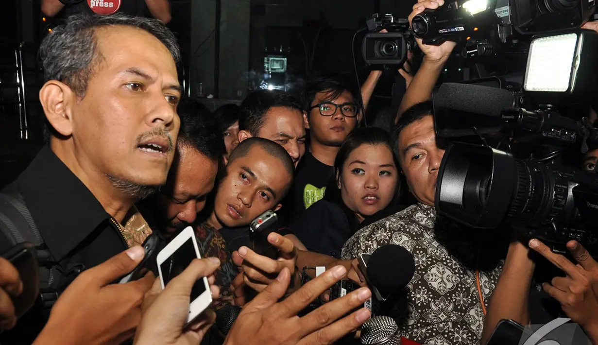 Anggito Abimanyu menjawab pertanyaan dari para jurnalis usai diperiksa KPK, Jakarta, Selasa (28/10/2014). (Liputan6.com/Miftahul Hayat)