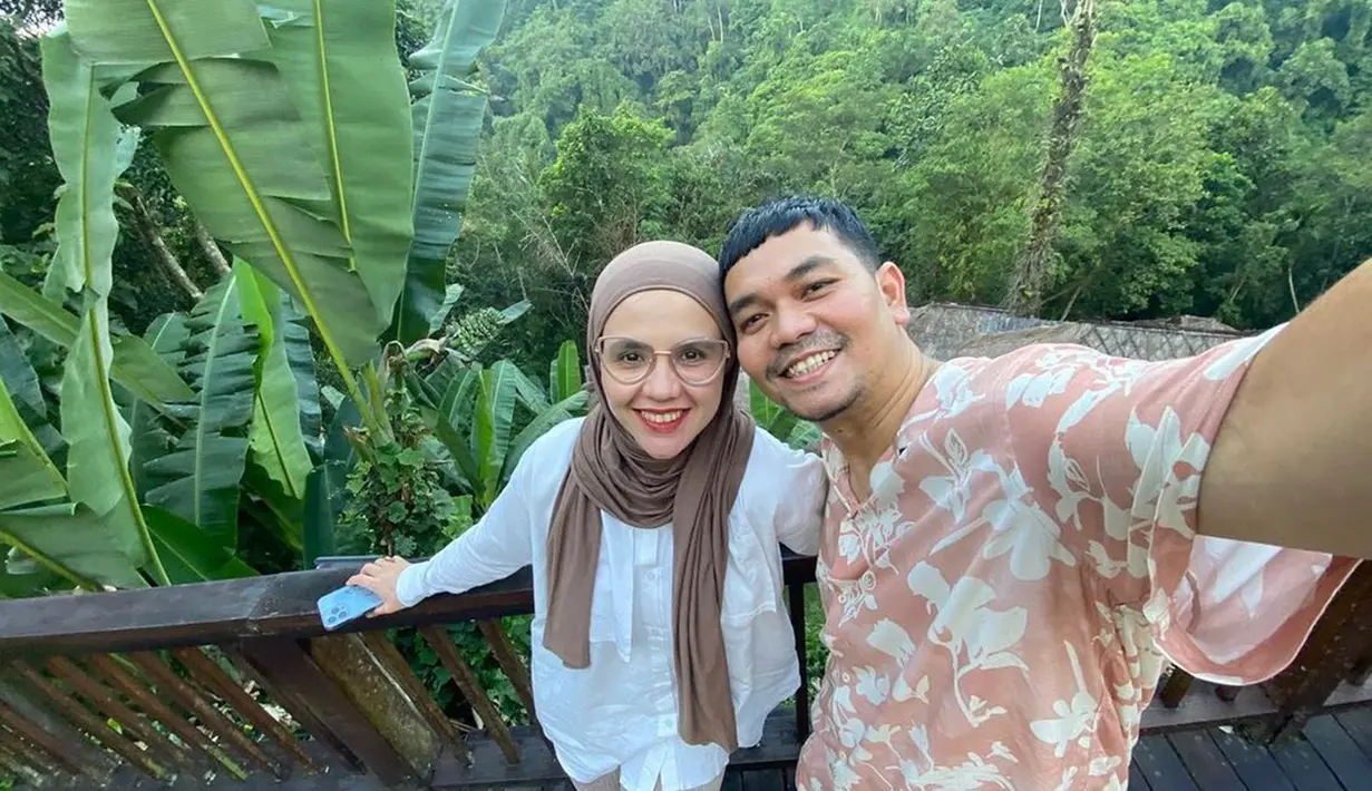 Momen liburan bersama menjadi agenda dari pasangan Indra Bekti dan Aldila Jelita. Indra senang mengajak sang istrinya untuk mengunjungi berbagai tempat dengan pemandangan indah. Momen kebersamaan Indra dan Dila ini banjir pujian. (Liputan6.com/IG/dhila_bekti)