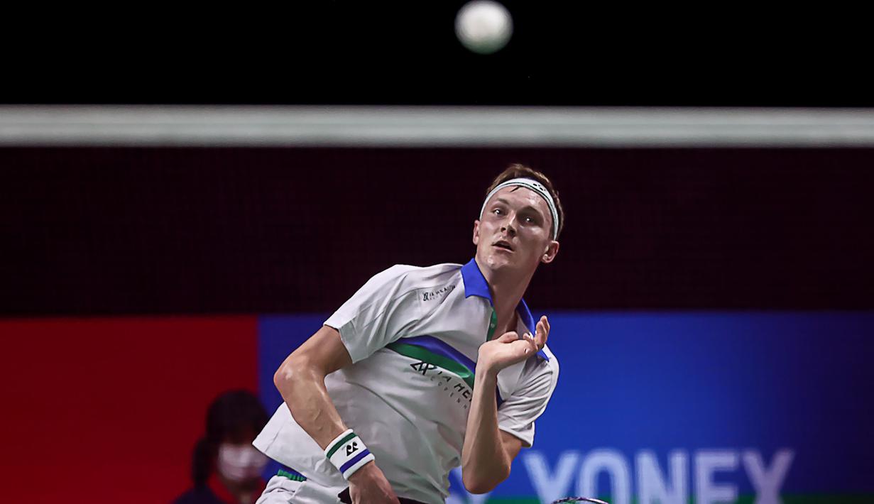 Pebulutangkis Denmark, Viktor Axelsen, saat melawan wakil Indonesia, Anthony Ginting, pada laga Thailand Open di Impact Arena, Sabtu (16/1/2021). Ginting takluk dengan skor 19-21, 21-13, dan 21-12. (AFP/BADMINTON ASSOCIATION OF THAILAND)