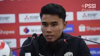 Bek Timnas Indonesia, Muhammad Ferarri mengikuti sesi konferensi pers jelang laga melawan Myanmar di fase grup Piala AFF 2024. Konferensi pers digelar di Yangon, Minggu (8/12/2024). (Dok. PSSI)