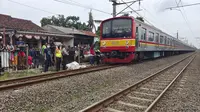 Sejumlah petugas sedang mengevakuasi lansia tewas tertabrak kereta di wilayah Bojong Pondok Terong, Kecamatan Cipayung, Kota Depok. (Liputan6.com/Dicky Agung Prihanto)
