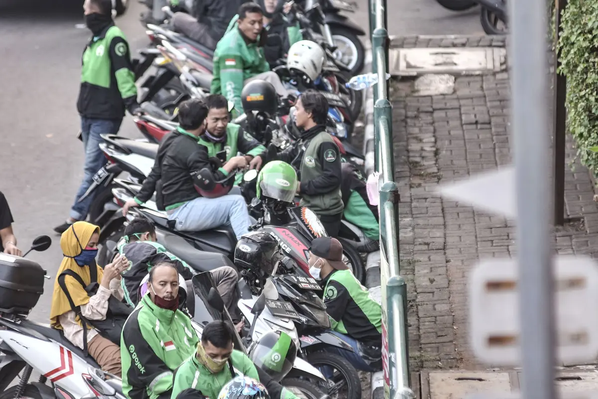 FOTO: Minim Pengawasan, Ojol Masih Berkerumun saat Menunggu Penumpang