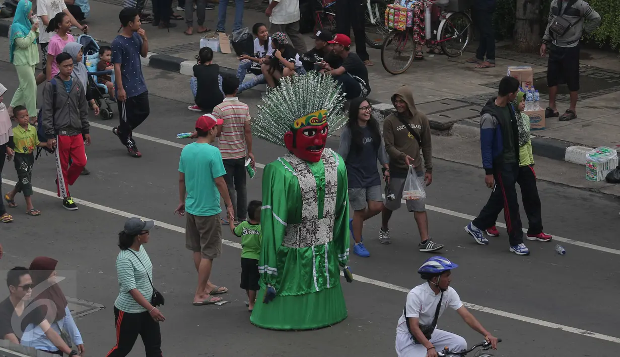 Suasana Car Free Day di kawasan Bundaran HI, Jakarta, Minggu (27/12/2015). Kemeriahan libur akhir tahun dimanfaatkan warga untuk menikmati lengangnya Jakarta. (Liputan6.com/Angga Yuniar)