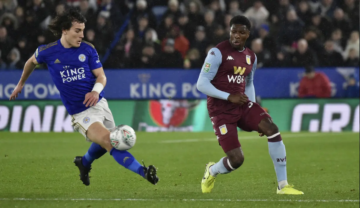 Bek Leicester City, Caglar Soyuncu berusaha mengumpan bola dari kawalan bek Aston Villa, Kortney Hause pada pertandingan leg pertama semifinal Piala Liga Inggris di King Power Stadium, Leicester, Kamis (9/1/2020). Leicester bermain imbang 1-1 atas Aston Villa. (AP Photo / Rui Vieira)