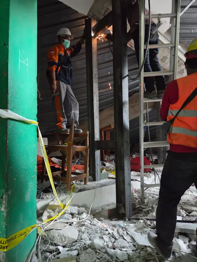 Tim SAR gabungan mulai mengerahkan alat berat berupa crane untuk memindahkan material reruntuhan dari bagian atas reruntuhan bangunan.