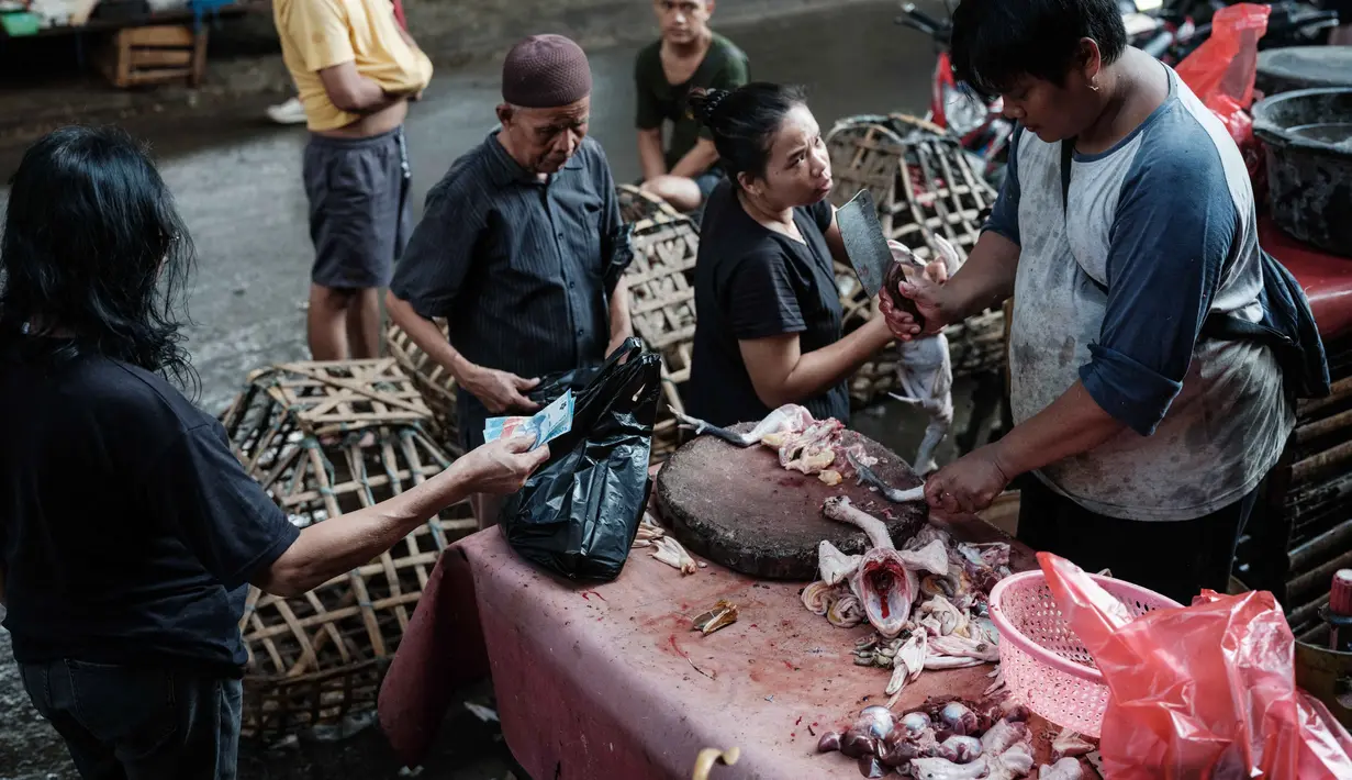 Harga daging ayam ras tercatat berada di level Rp44.000 per kg di tingkat pedagang eceran secara nasional. Tampak dalam foto, seorang tukang daging memotong ayam untuk pelanggan di Jakarta pada 4 April 2026. (YASUYOSHI CHIBA/AFP)