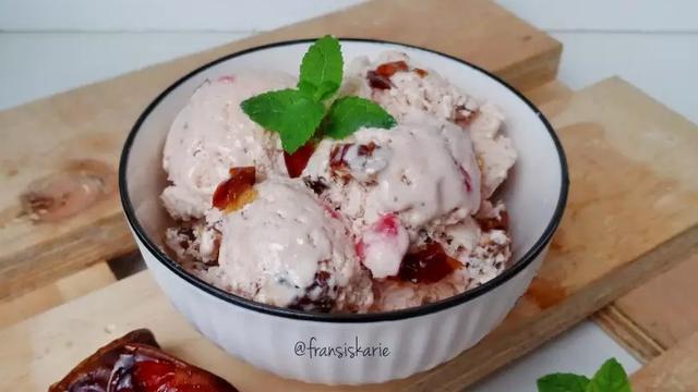 Resep es krim pisang stroberi, makanan penutup favorit saat Idul Fitri. (dok. Cookpad @fransiska_arie)