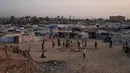 Anak-anak muda Palestina bermain voli di kamp tenda pengungsian di Zawayda, Jalur Gaza tengah, Selasa, 4 November 2025. Selasa 4 November 2025. Aktivitas ini memberikan momen singkat untuk beristirahat dan mencari kegembiraan di tengah kondisi sulit dan tantangan berat yang dihadapi para pengungsi di daerah tersebut. (AP Photo/Abdel Kareem Hana)