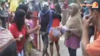[VIDEO] Demi BLSM, Warga Rela Antre Diguyur Hujan Sampai Pingsan