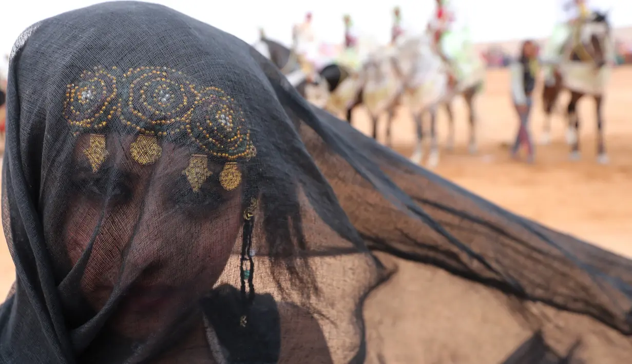 Wanita Maroko dari gurun selatan mengenakan pakaian tradisional saat berpartisipasi dalam Festival Tan-Tan Moussem Berber ke-14 di Kota Tan-Tan, Maroko, Minggu (8/7). Festival ini sempat ditangguhkan selama 25 tahun. (KARIM SAHIB/AFP)