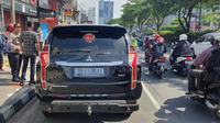 Kendaraan Mitsubishi Pajero yang menggunakan plat palsu saat terlibat kecelakaan di Jalan Raya Margonda, Kota Depok. (Liputan6.com/Dicky Agung Prihanto)