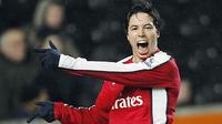 Selebrasi gol dari gelandang Arsenal, Samir Nasri ketika berhadapan dengan Hull City di Liga Premier pada 17 Januari 2009 di Kingston Communications Stadium, Hull. AFP PHOTO/PAUL ELLIS
