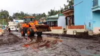 Jalan Yang menghubungkan Kabupaten Lumajang- Malang melalui Desa Ranu Pani masih berlumpur akibat banjir bandang beberapa hari lalu (Istimewa)