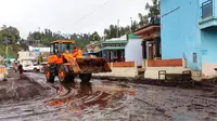 Jalan Yang menghubungkan Kabupaten Lumajang- Malang melalui Desa Ranu Pani masih berlumpur akibat banjir bandang beberapa hari lalu (Istimewa)