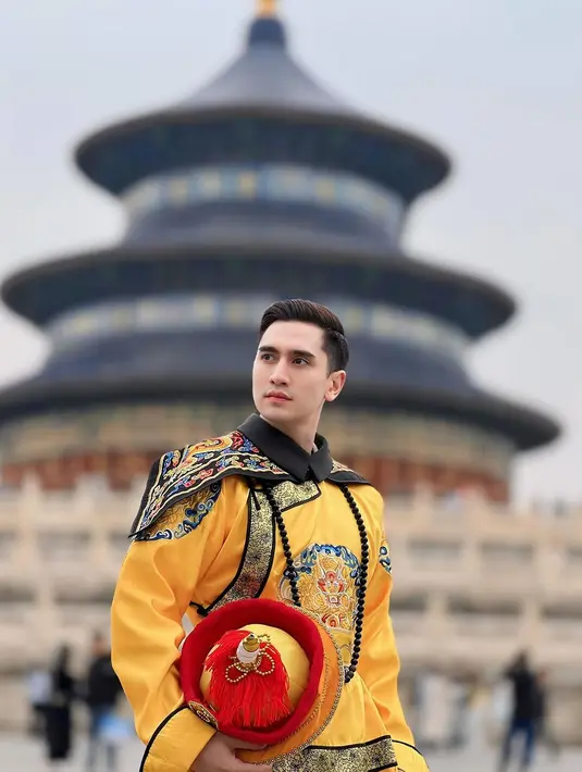 Momen paling curi perhatian kala Verrel bergaya ala Kaisar China mengenakan pakaian tradisional khas Negeri Tirai bambu tersebut. Verrell Bramasta tampil mengenakan jubah naga berwarna kuning lengkap dengan aksesorisnya. [@bramastavrl]