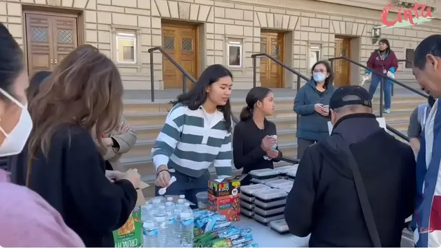 9 Potret Cinta Kuya Bagi Makanan untuk Korban Kebakaran Los Angeles, Tuai Pro Kontra