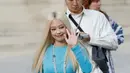 Jennie lengkapi outfit minimalisnya dengan kalung mutiara bertumpuk dari Chanel [@yg_stars.90]