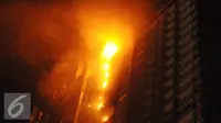 Menurut informasi kebakaran terjadi sejak pukul 20.00 WIB, Rabu (9/11). Sebanyak 25 unit pemadam kebakaran dikerahkan untuk memadamkan api. (Liputan6.com/Helmi Afandi)