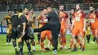 Nabil Husein, melakukan aksi tidak terpuji terhadap wasit yang memimpin pertandingan Mitra Kukar kontra Pusamania Borneo FC. (Istimewa)